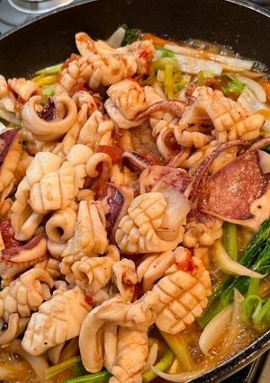 A picture of Spicy and Sour Stir-Fried Squid with Vegetables.