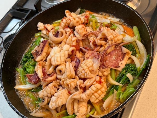 Mực xào rau củ xốt chua cay