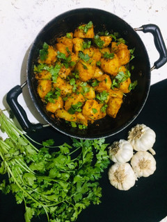 લસણીયા બટાકા (Lasaniya Bataka Recipe In Gujarati) રેસીપી મુખ્ય ફોટો