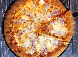 Hình của món Pizza thịt nguội và phô mai - (Parma Ham & Mozzarella + Parmesan Cheese Pizza).
