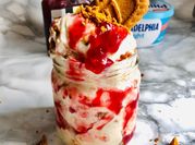 Una foto de tarta de queso con frambuesas