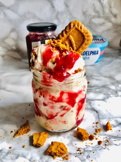 Una foto de Helado de tarta de queso 🧀 🍓 🍨