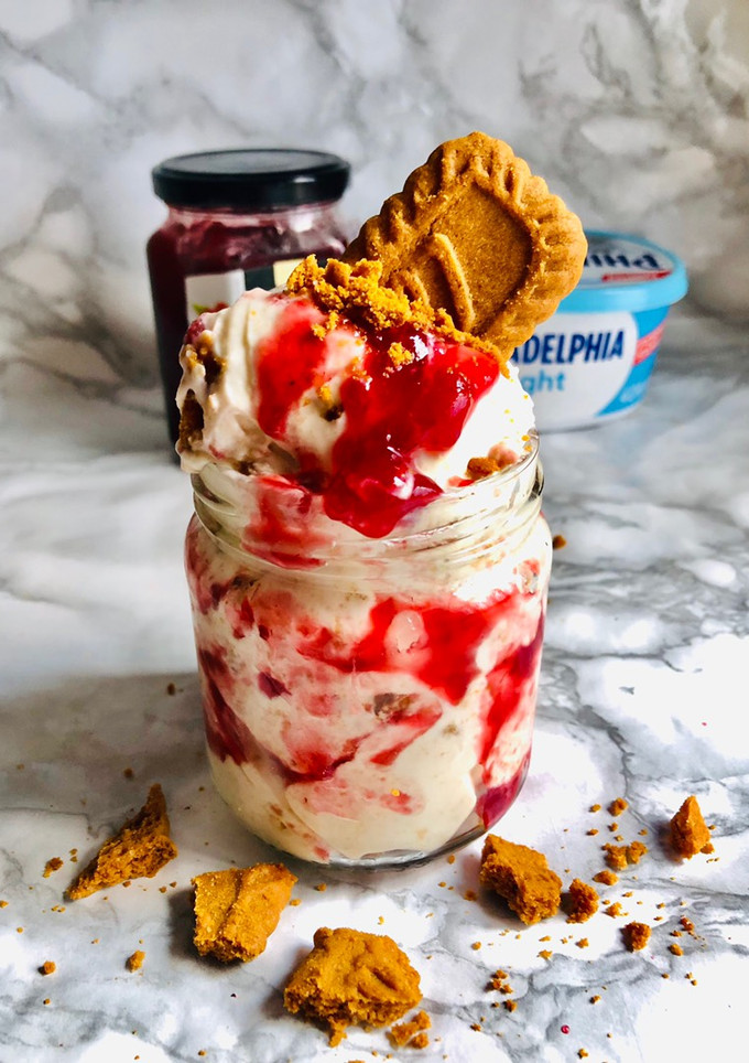 Una foto de Helado de tarta de queso 🧀 🍓 🍨