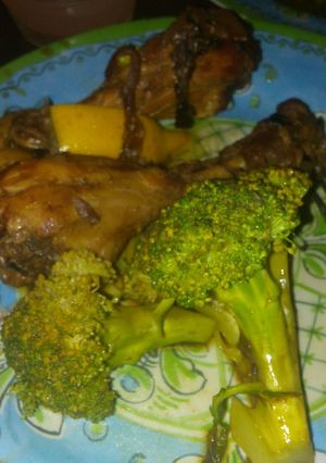 Una foto de Pollo en salsa de limon con brocoli