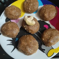 A picture of Cashew pinni.
