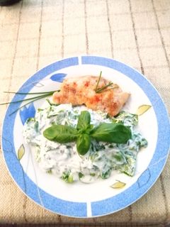 Joghurtos, bazsalikomos,snidlindges,madársaláta sült csirkemell recept fotója