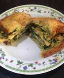 Sándwich de aguacate, huevo y espinaca
