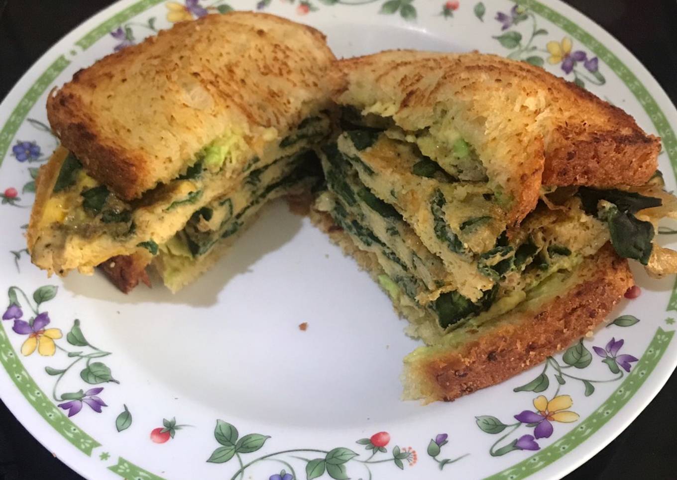 Sándwich de aguacate, huevo y espinaca