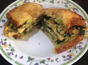 Una foto de Sándwich de aguacate, huevo y espinaca