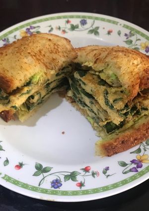 Una foto de Sándwich de aguacate, huevo y espinaca