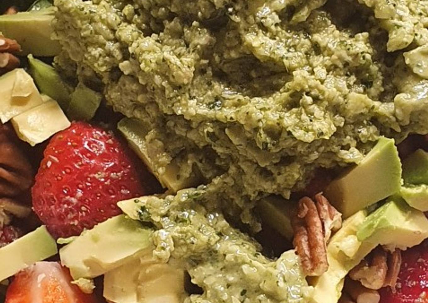 Ensalada de espinacas, fresas y salsa de anchoas