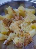 Ensalada de papas rústicas con cebolla dorada