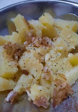Una foto de Ensalada de papas rústicas con cebolla dorada