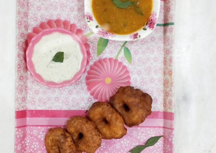 Sambhar vada with coconut chutney