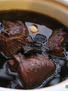 《老菜脯雞湯》黑嚕嚕的暖胃暖心湯。 的食譜成品照片