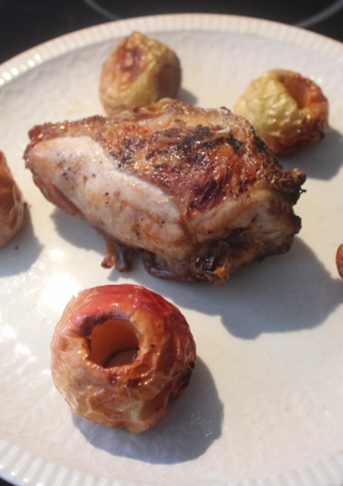 Una foto de Pechuga de pollo con manzanas en freidora de aire