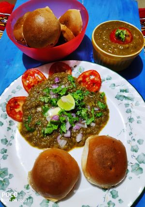 A picture of Hariyali Pav bhaji.