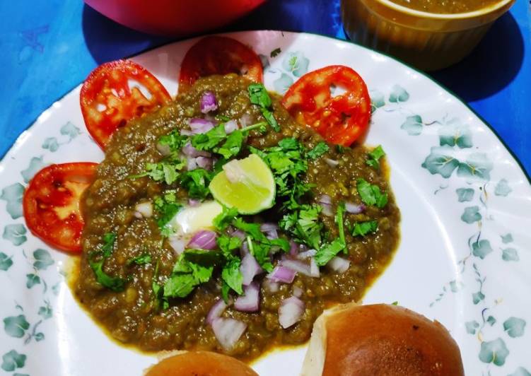 How to Prepare Super Quick Homemade Hariyali Pav bhaji