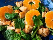 Una foto de ensalada de pollo y mandarina