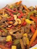 Wok de carne con ananá y cilantro