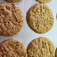 A picture of Oatmeal peanut butter cookies.