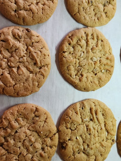 A picture of Oatmeal peanut butter cookies.