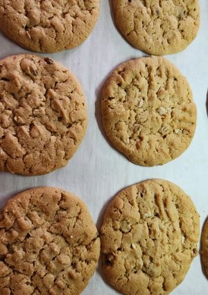 A picture of Oatmeal peanut butter cookies.