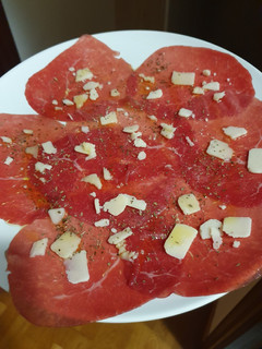 Una foto de Carpaccio de ternera con queso parmesano y salsa citronette