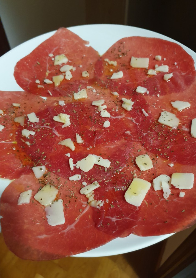Una foto de Carpaccio de ternera con queso parmesano y salsa citronette
