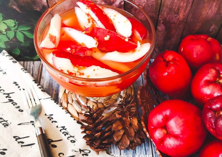 Bagaimana Menyiapkan Asinan Jambu Jamaika, Bikin Ngiler