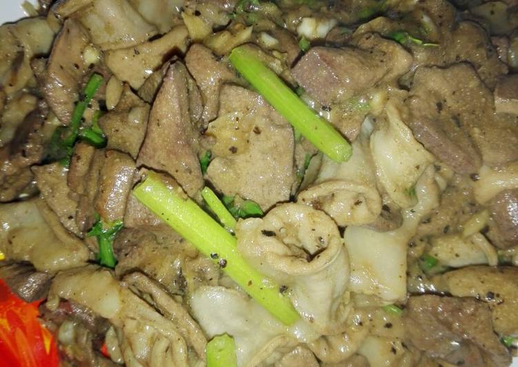 ผัดเครื่องในหมูกระเทียมพริกไทย