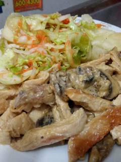 Una foto de Pechuga con Champiñones y ensalada