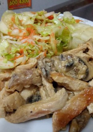 Una foto de Pechuga con Champiñones y ensalada