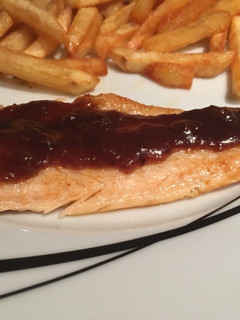 Una foto de Trucha en salsa de dátiles