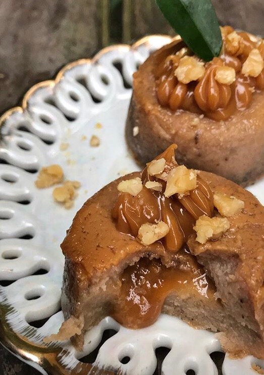 Una foto de Volcán de banana relleno con dulce de leche