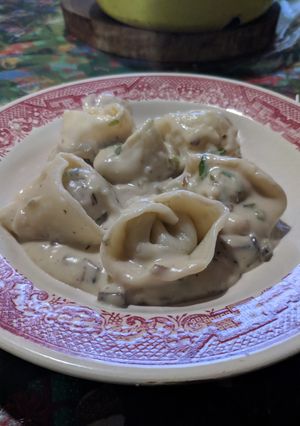 Una foto de Capelletis de portobello, verdeo y pategras