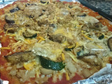 Pizza de tomate frito, calabacín, berenjena, queso rulo de cabra, champiñones y atún