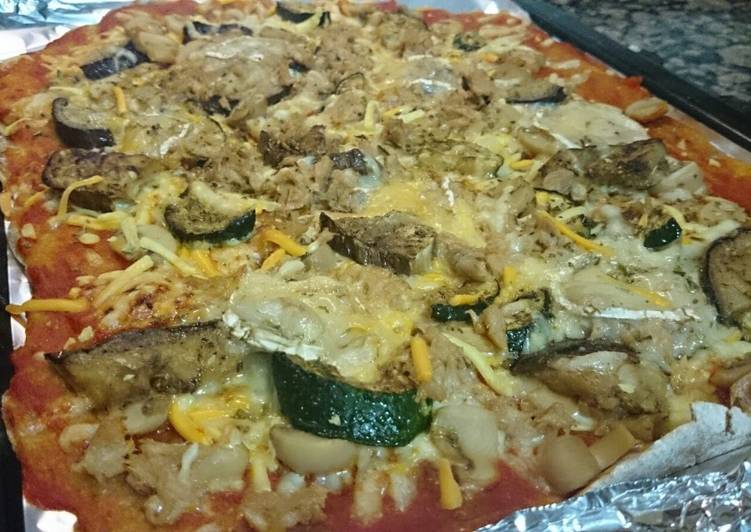 Pizza de tomate frito, calabacín, berenjena, queso rulo de cabra, champiñones y atún