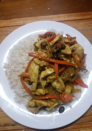 Una foto de Salteado pollo y porotos negros