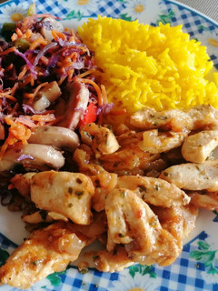Foto de Bifinhos de frango com legumes salteados e arroz