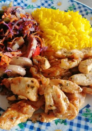 Foto de Bifinhos de frango com legumes salteados e arroz