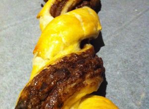 Una foto de Trenza de hojaldre con nutella y chispas de chocolate