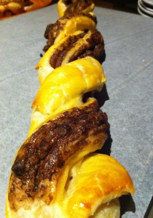 Una foto de Trenza de hojaldre con nutella y chispas de chocolate
