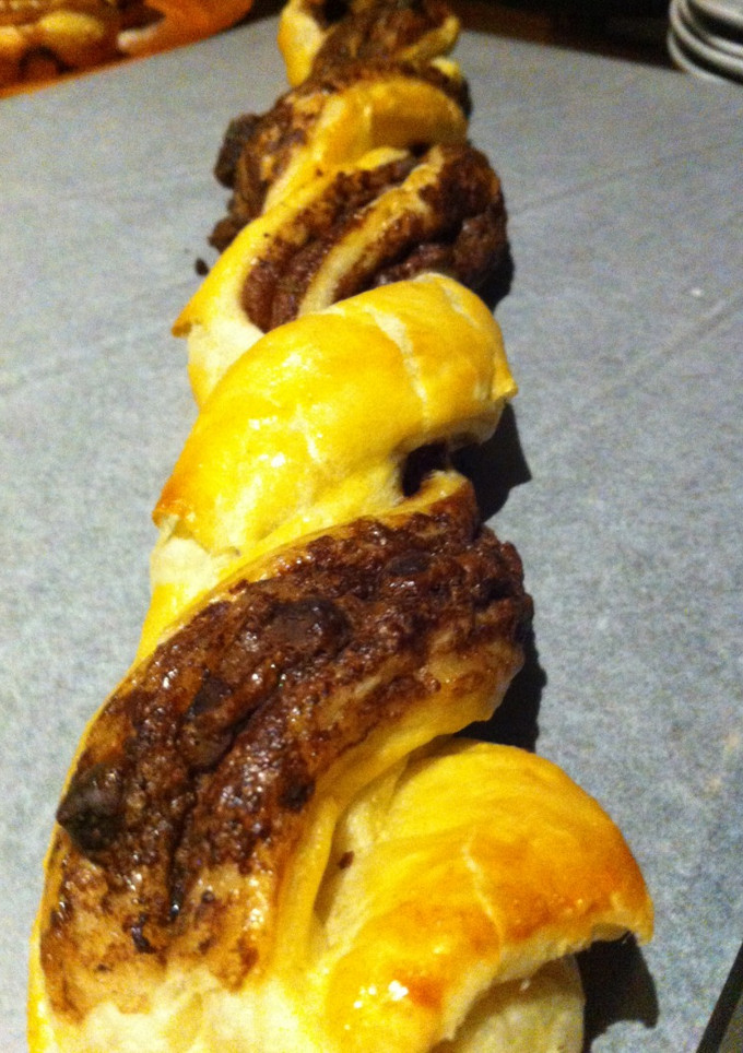 Una foto de Trenza de hojaldre con nutella y chispas de chocolate