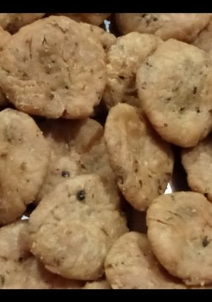 मैदा सूजी और आटे की मठरी (maida suji aur atte ki mathri recipe in Hindi) रेसिपी मुख्य फोटो