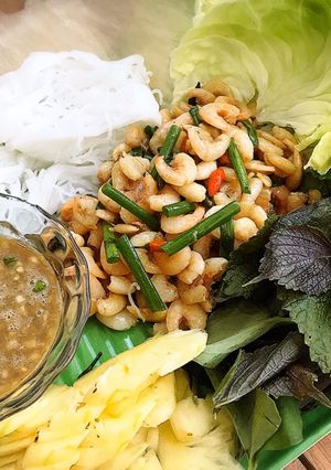 Hình của món Tép rang cuốn bánh tráng.