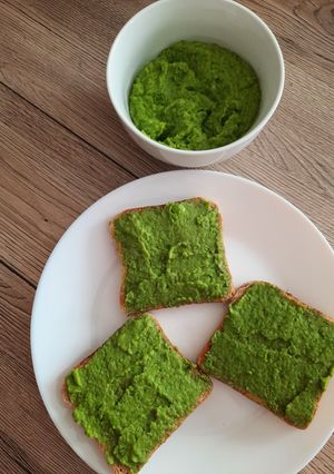 Zöldborsókrémes pirítós recept fotója