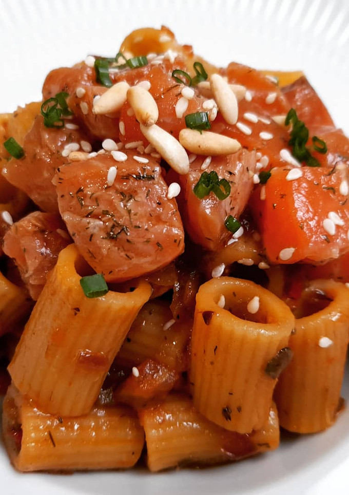 Una foto de Rigatoni con salsa criolla picante y salmón marinado