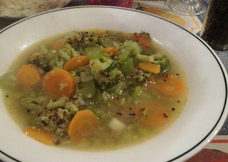 Zuppa saporita con la quinoa e le verdure