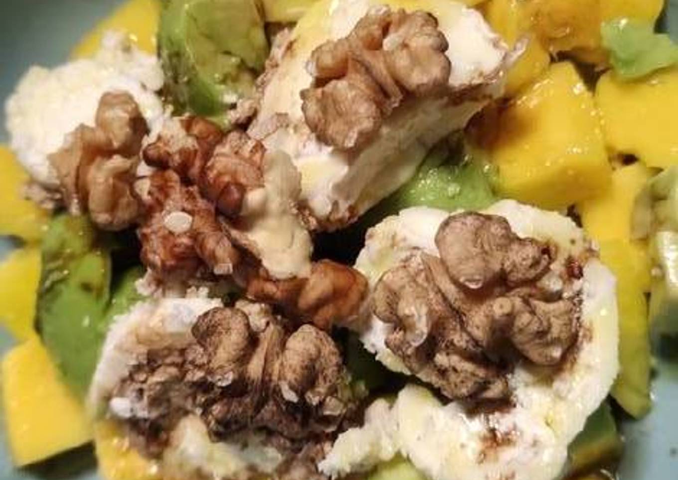 Ensalada de mango, aguacate queso de cabra y nueces
